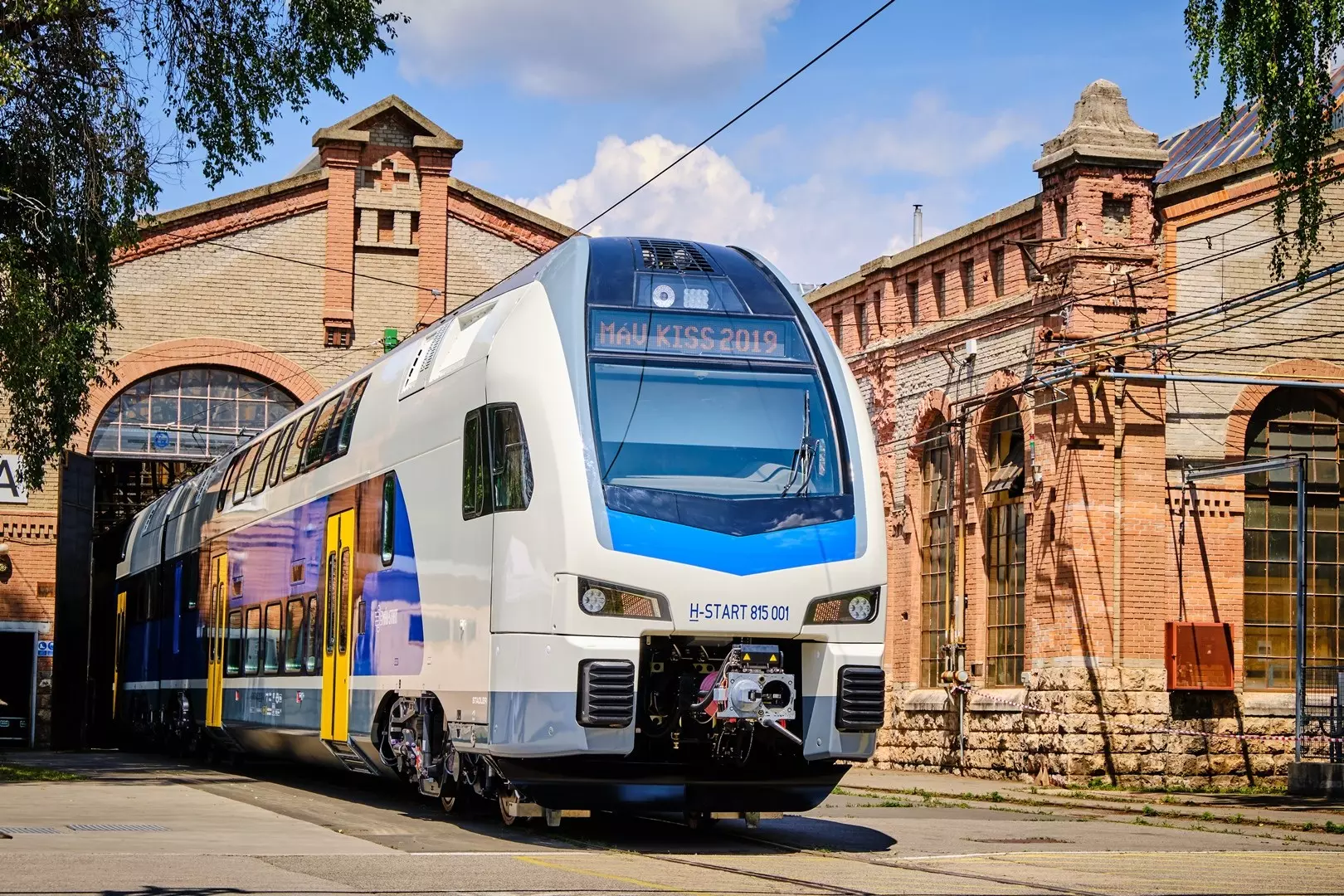 Stadler KISS Doppelstockzug der MÁV beim Rollout vor dem Depot