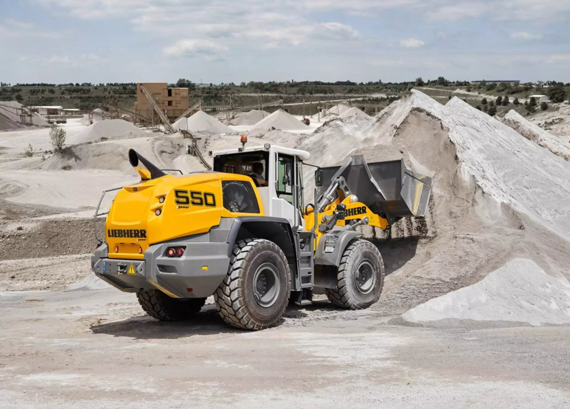 Liebherr Radlader L 550 XPower mit GFK-Motorhaube von Faserplast im Einsatz