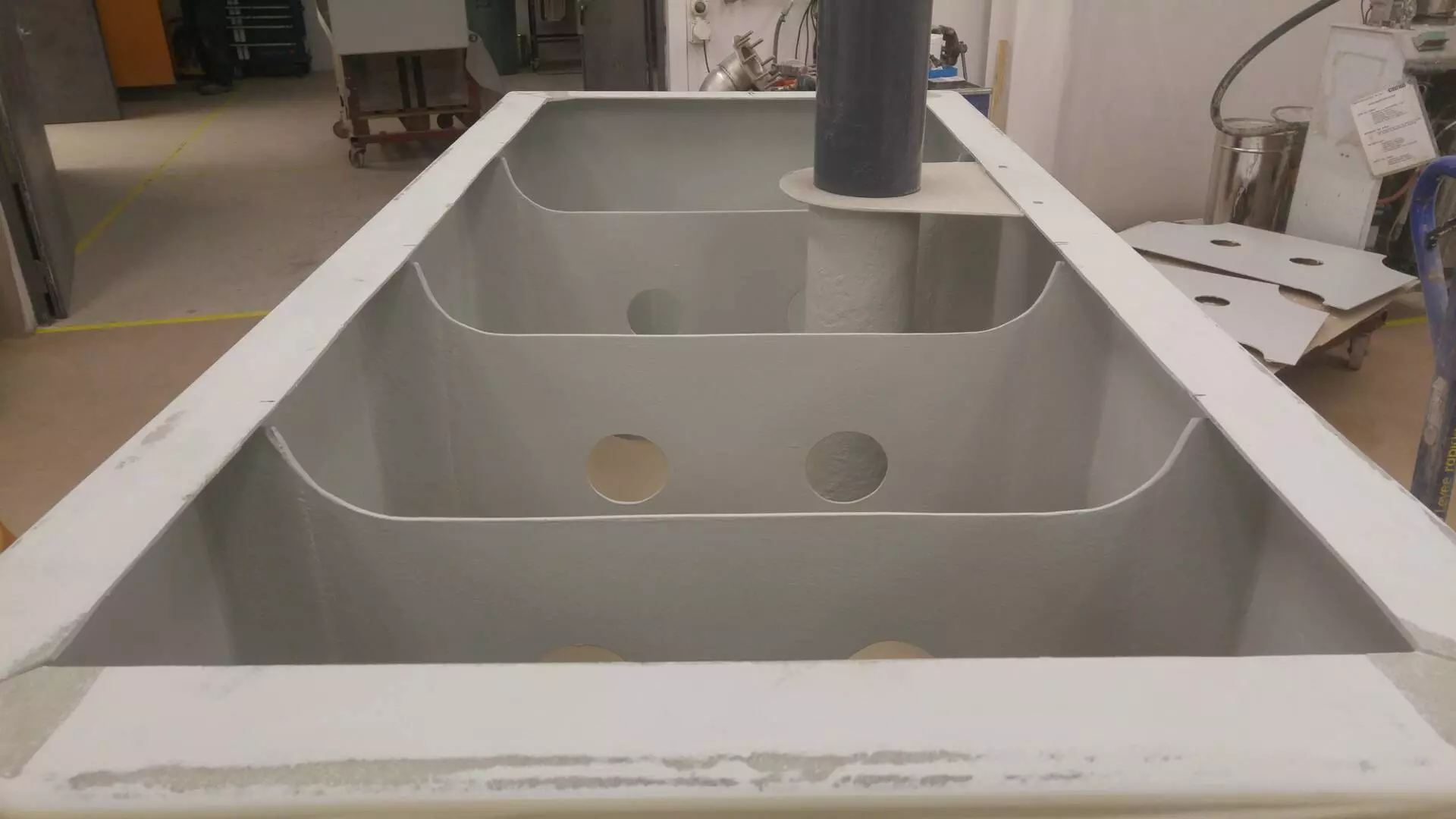 20161222_074140 Blick in einen GFK-Wassertank mit Schwallwänden während der Fertigung