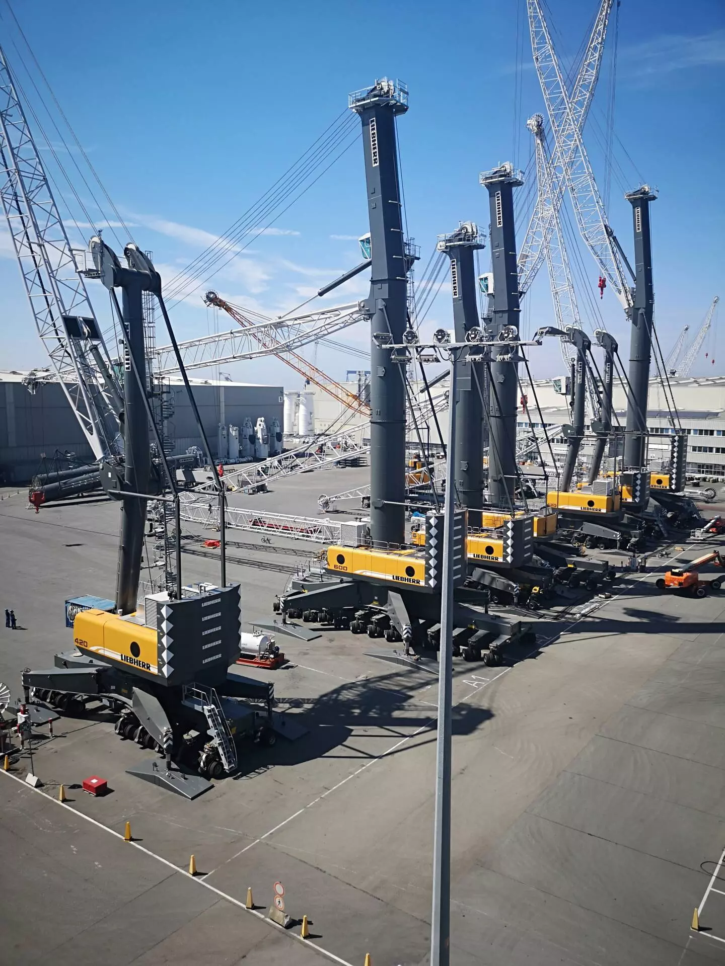 Liebherr LHM 1000 Hafenmobilkran mit GFK-Maschinenraum