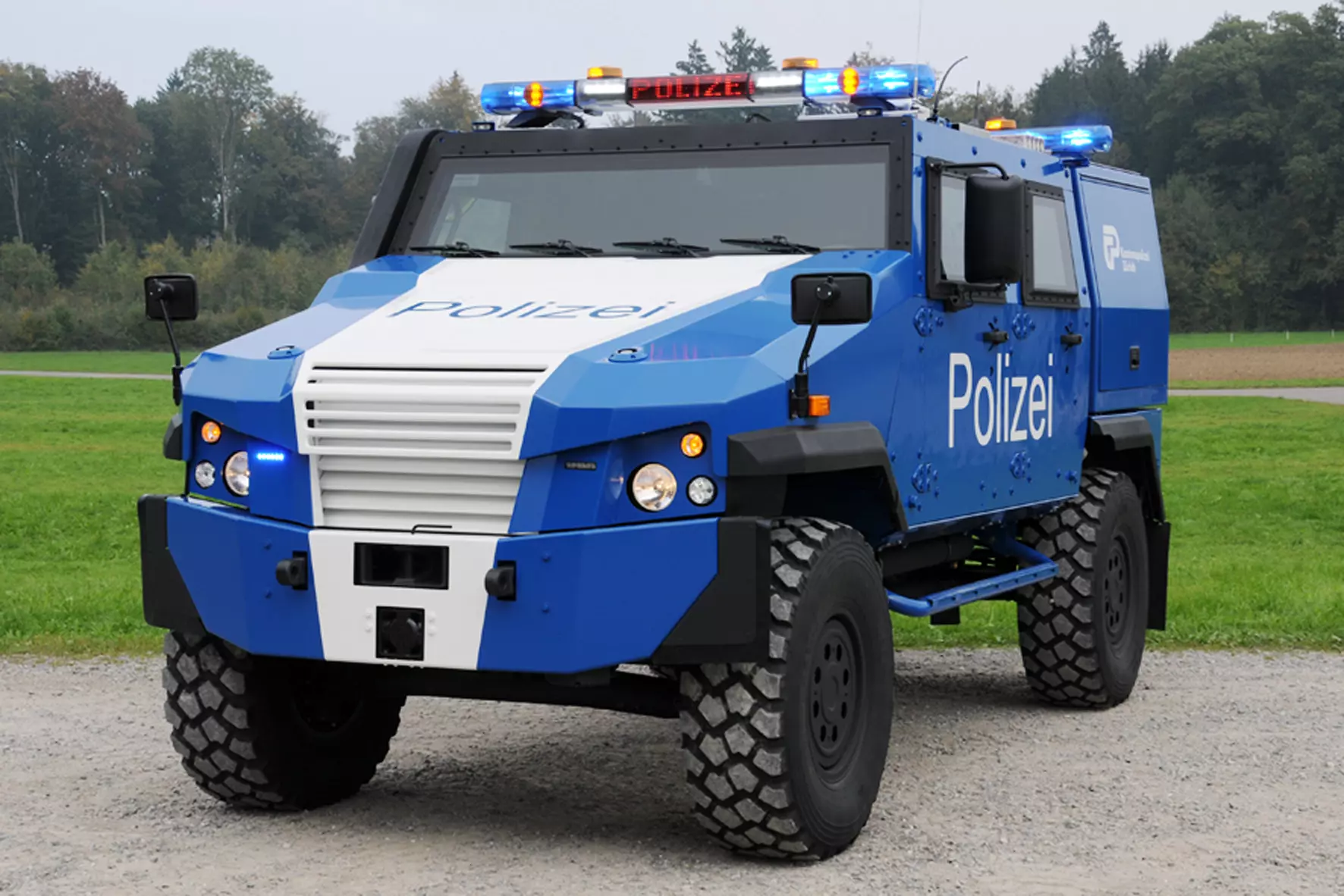 EAGLE_Polizei Gepanzertes EAGLE Einsatzfahrzeug der Polizei mit ballistischen Schutzverkleidungen