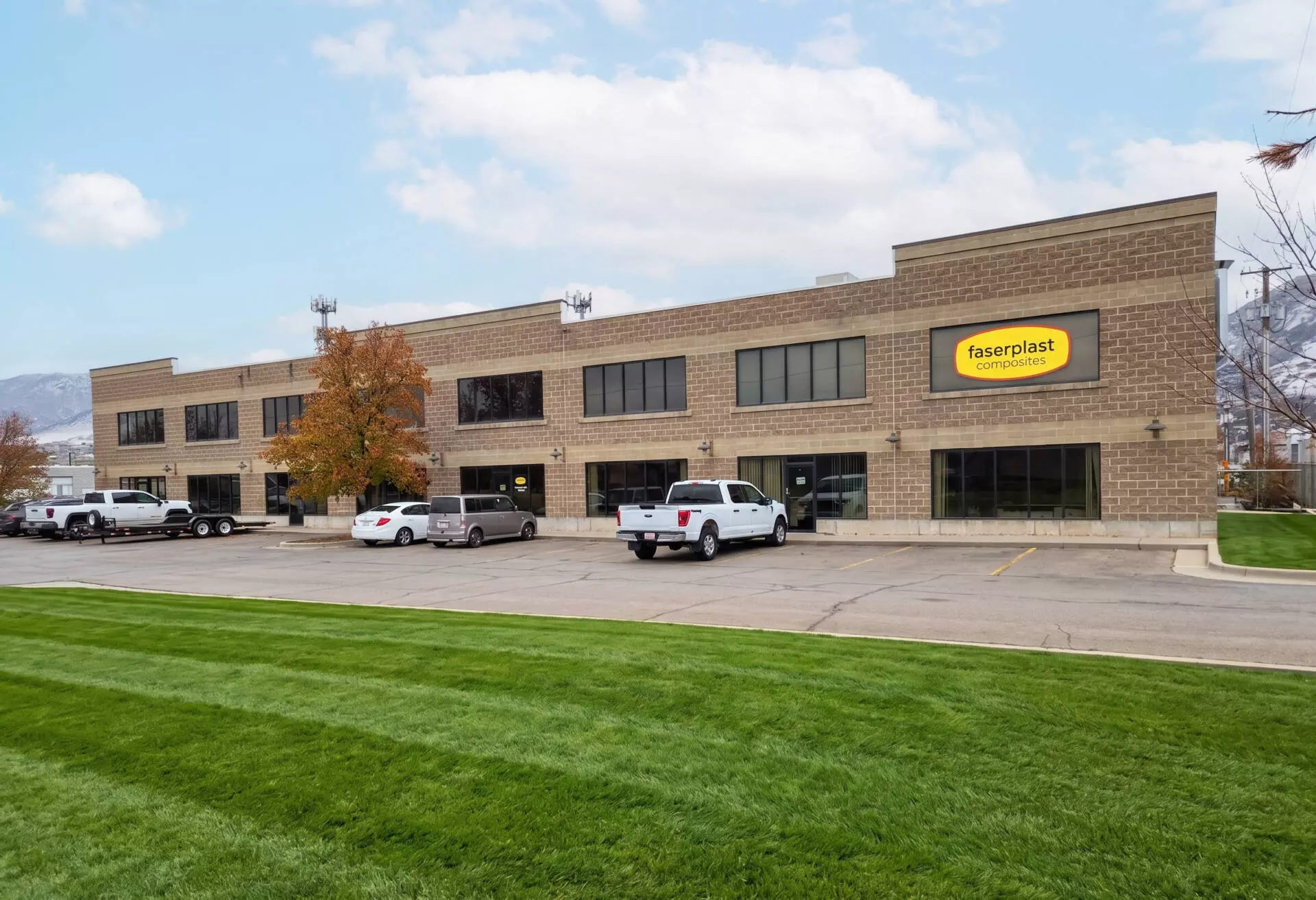 Faserplast_US Firmengebäude von Faserplast Composites US mit Logo an der Fassade