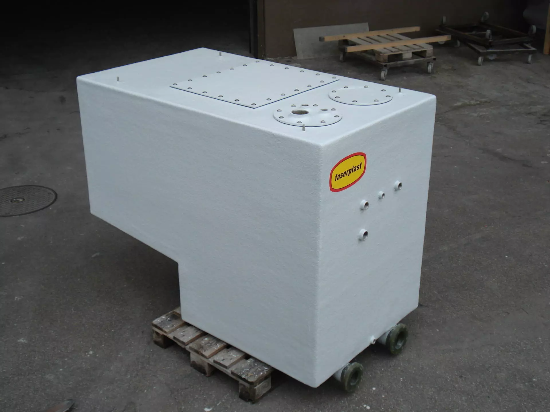 Fertiger GFK-Wassertank Fertiger GFK-Wassertank für Feuerwehrfahrzeuge mit Faserplast-Logo