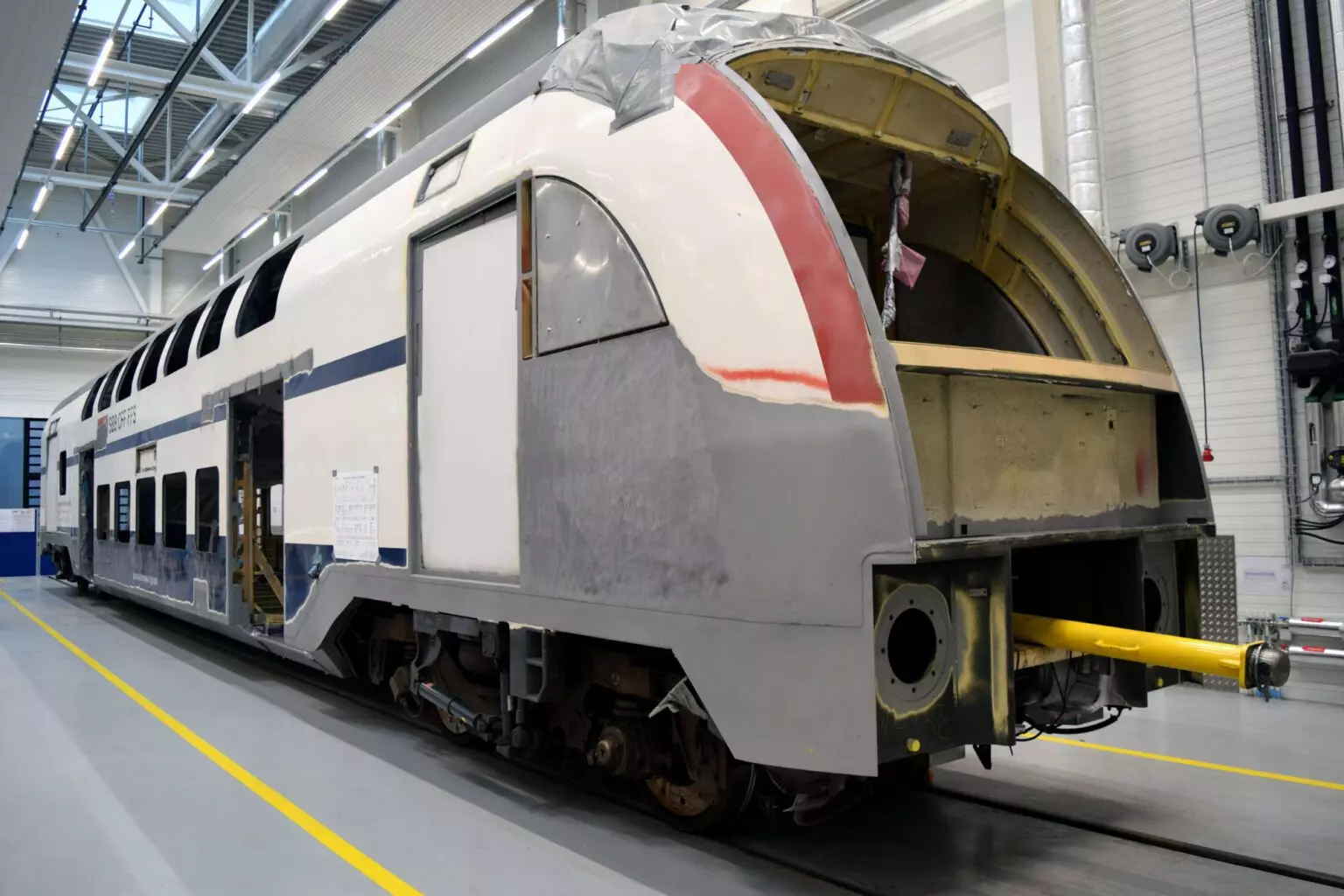 Lebensdauerverlängerung SBB Refit Doppelstockwagen der SBB während des Refits in der Werkhalle