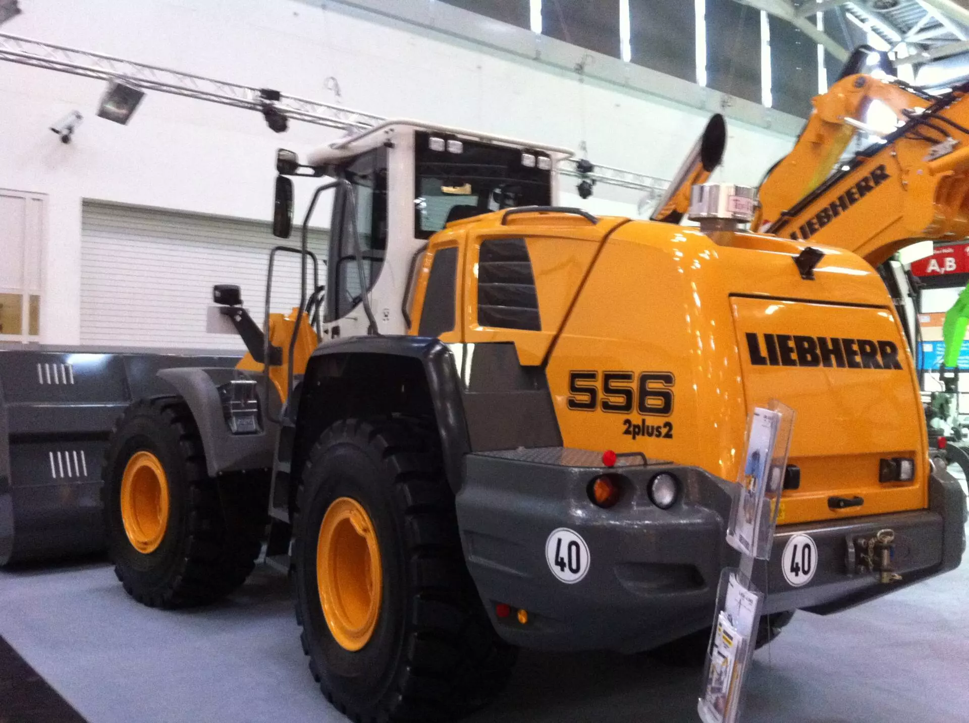 Liebherr_Radlader_ (4) Liebherr Radlader 556 mit GFK-Motorhaube auf einem Messestand